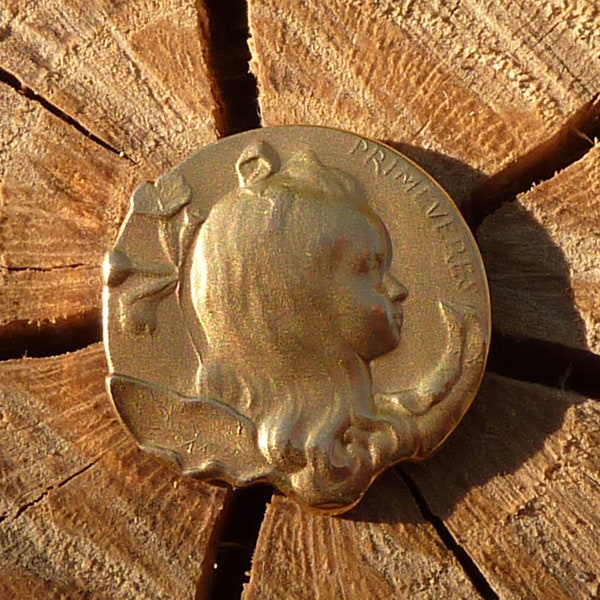 Pendentif Fillette dans les Primevères en plaqué or, circa 1920, France
