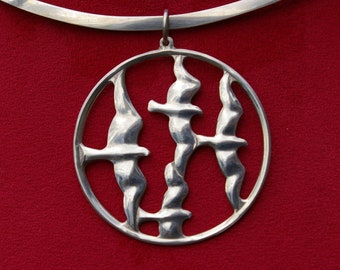 Collier Oiseaux en argent massif signé Towle, torque, rigide pendentif rond oiseaux en vol, style moderniste, années 80