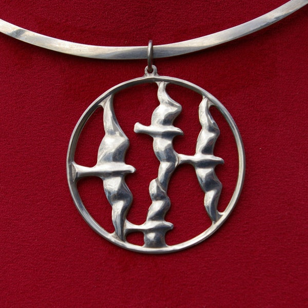 Collier Oiseaux en argent massif signé Towle, torque, rigide pendentif rond oiseaux en vol, style moderniste, années 80