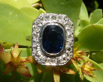 Art Deco halo sapphire ring surrounded by rose cut diamonds in platinum and 18k white gold, 1920s-1930s, France