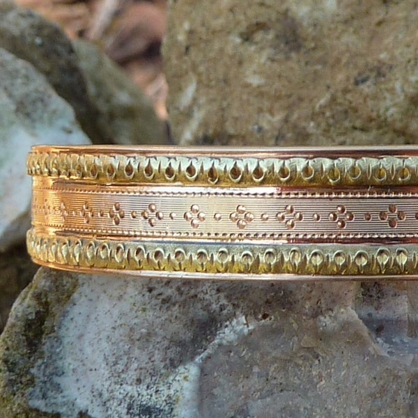 Bracelet rigide Napoléon III en or jaune et rose à 18 carats, milieu XIXème, France