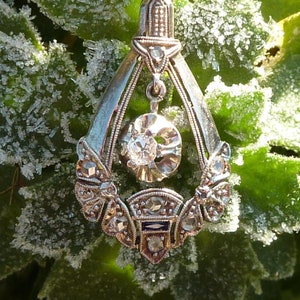 Art Deco pendant with brilliant and rose cut diamonds, in 18k white gold, 1920-30, France