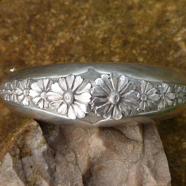 Bracelet Art Déco rigide décor de fleurs en argent massif, France, années 1930