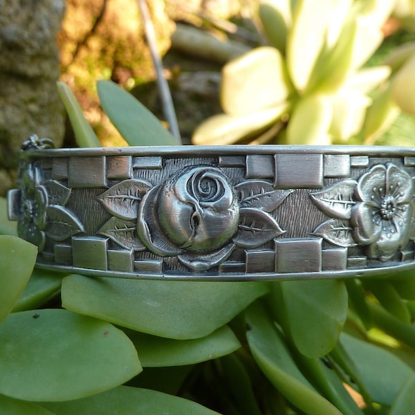 Bracelet Art Déco rigide décor de roses en argent massif, France, années 1930