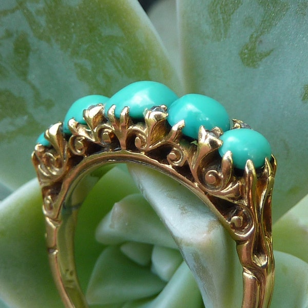 Gypsy ring in turquoises, rose cut diamonds and 18k yellow gold, Great Britain, mid-19th century