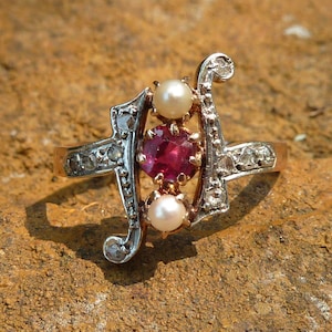 Synthetischer Rubin- und Perlenring aus Diamanten im Rosenschliff, 18 Karat Roségold und Platin, Frankreich, um 1900–1920