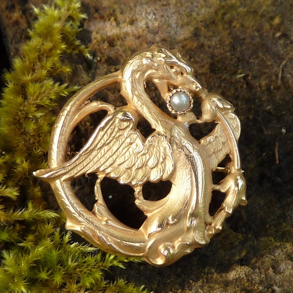 Broche Chimère en or jaune 18 cts et perle naturelle, circa 1900-1920, France