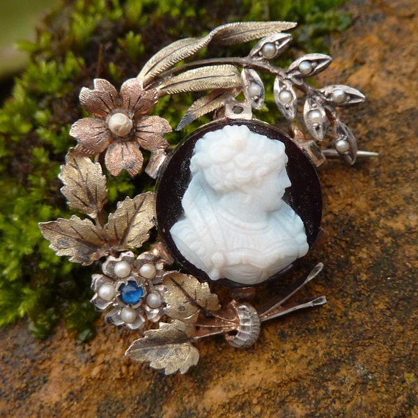 Broche camée de verre et perles fines natuelles, en argent massif et vermeil, France, fin XIXème