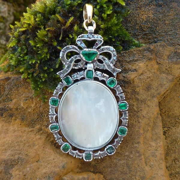 Pendentif en émeraudes et diamants taillés en table, nacre, en argent massif, fin 18ème, Espagne ou Portugal