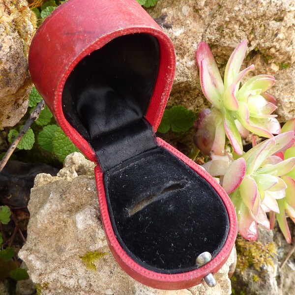 Ecrin ancien de bague, dessus cuir rouge et intérieur velours noir, circa 1900