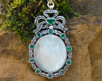 Pendant in emeralds and table cut diamonds, mother-of-pearl, in solid silver, late 18th century, Spain or Portugal