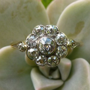 Antique daisy ring in old mine cut diamond, platinum and 18k yellow gold, circa 1910-1930