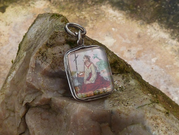 Pendentif Femme en prière en verre églomisé sur nacre, en argent massif, 1890-1920, France