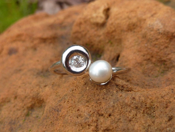 You and Me ring in diamond, cultured pearl and 18… - image 1