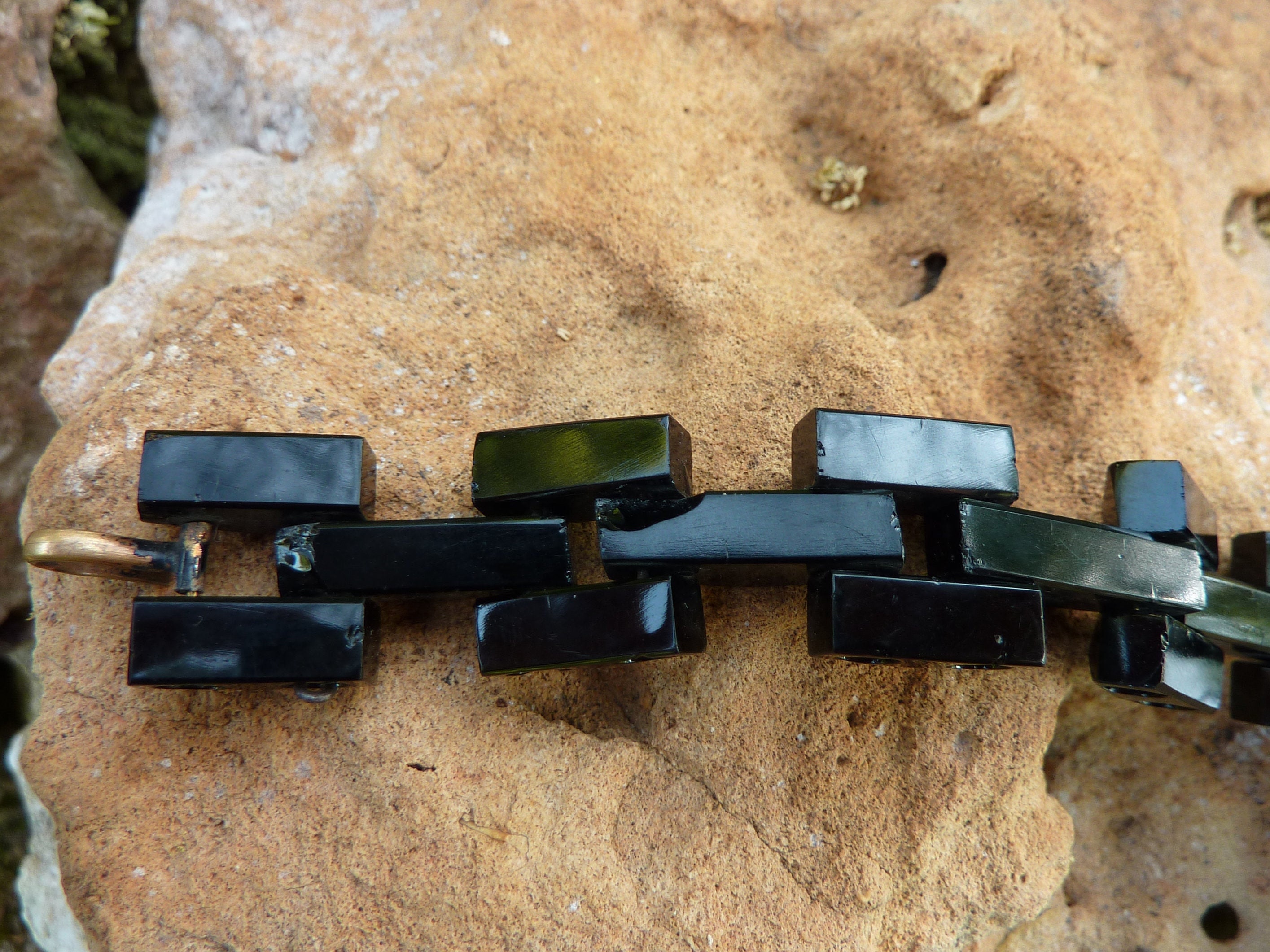 Bracelet Art Déco Rare Années 1930 – Bakélite Noire Et Argent Massif Ciselé, Motif Sanglier, Occasion