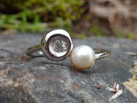 You and Me ring in diamond, cultured pearl and 18… - image 4