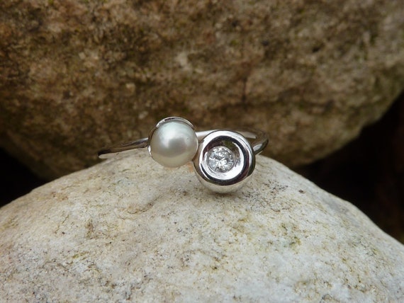 You and Me ring in diamond, cultured pearl and 18… - image 3