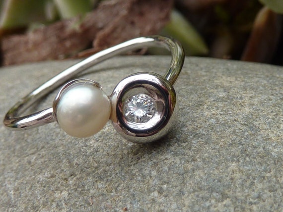 You and Me ring in diamond, cultured pearl and 18… - image 6