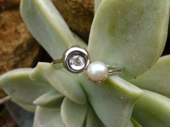 You and Me ring in diamond, cultured pearl and 18… - image 2