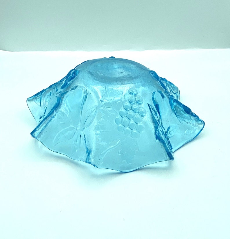 Vintage Ice Blue Ruffled Rim Glass Fruit Bowl Bild 4