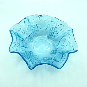 Vintage Ice Blue Ruffled Rim Glass Fruit Bowl Bild 2