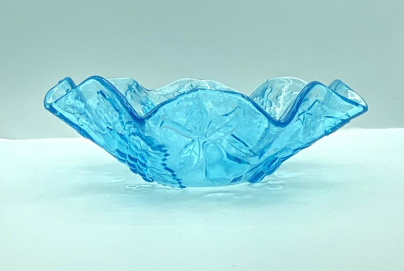 Vintage Ice Blue Ruffled Rim Glass Fruit Bowl Bild 1