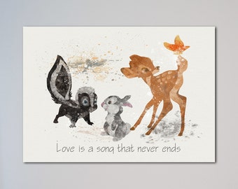 Puede incluir: Una ilustración de acuarela de Bambi el ciervo, Conejo Tímido y Flor la mofeta. Los animales están de pie sobre un fondo blanco con salpicaduras de acuarela marrón y naranja. El texto "El amor es una canción que nunca termina" está escrito debajo de los animales.