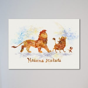 Può includere: Dipinto ad acquerello di Simba, Pumbaa e Timon de Il Re Leone della Disney. I personaggi camminano insieme in un acquerello di blu, giallo e arancione. Il testo "Hakuna Matata" è scritto sotto i personaggi.