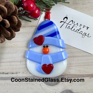 Adorno navideño de muñeco de nieve de vidrio fundido: decoración azul regordete hecha a mano