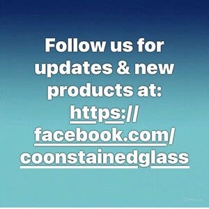 Op de afbeelding: Afbeelding met een blauwe en turquoise gradi&euml;nt achtergrond. Witte tekst luidt: "Volg ons voor updates & nieuwe producten op: https://facebook.com/coonstainedglass."