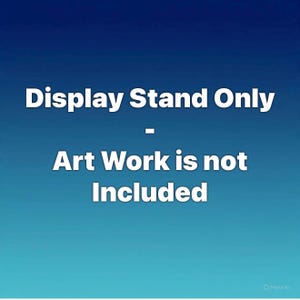 Op de afbeelding: Afbeelding met tekst die luidt: "Display Stand Only - Art Work is not Included" tegen een blauwe gradi&euml;nt achtergrond. De tekst is vetgedrukt en wit.