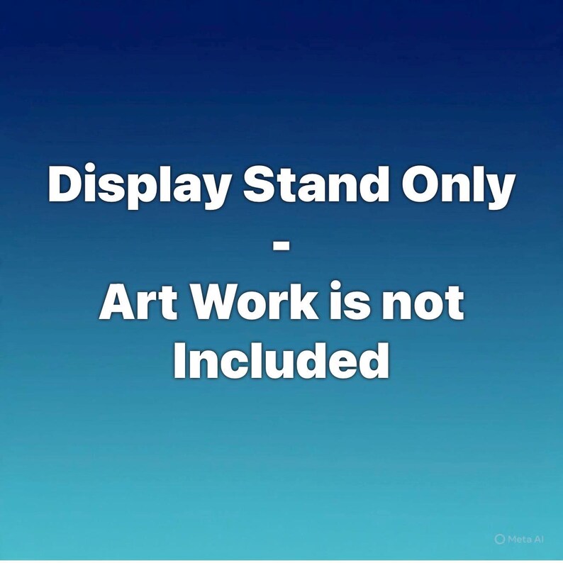 Op de afbeelding: Afbeelding met tekst die luidt: "Display Stand Only - Art Work is not Included" tegen een blauwe gradi&euml;nt achtergrond. De tekst is vetgedrukt en wit.