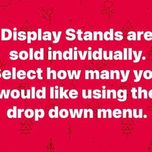 Op de afbeelding: Rode achtergrond met witte tekst: "Display Stands worden per stuk verkocht. Selecteer hoeveel u wilt met behulp van het vervolgkeuzemenu."
