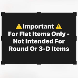 Op de afbeelding: Zwarte achtergrond met witte tekst en gele uitroepteken symbolen. De tekst luidt: "Belangrijk. Alleen voor platte items - Niet bedoeld voor ronde of 3D items."