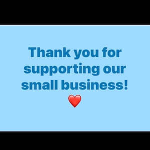 K&ouml;nnte beinhalten: Hellblauer Hintergrund mit dem Text "Thank you for supporting our small business!" in fetter, blauer Schrift. Eine rote Herzgrafik befindet sich unter dem Text.