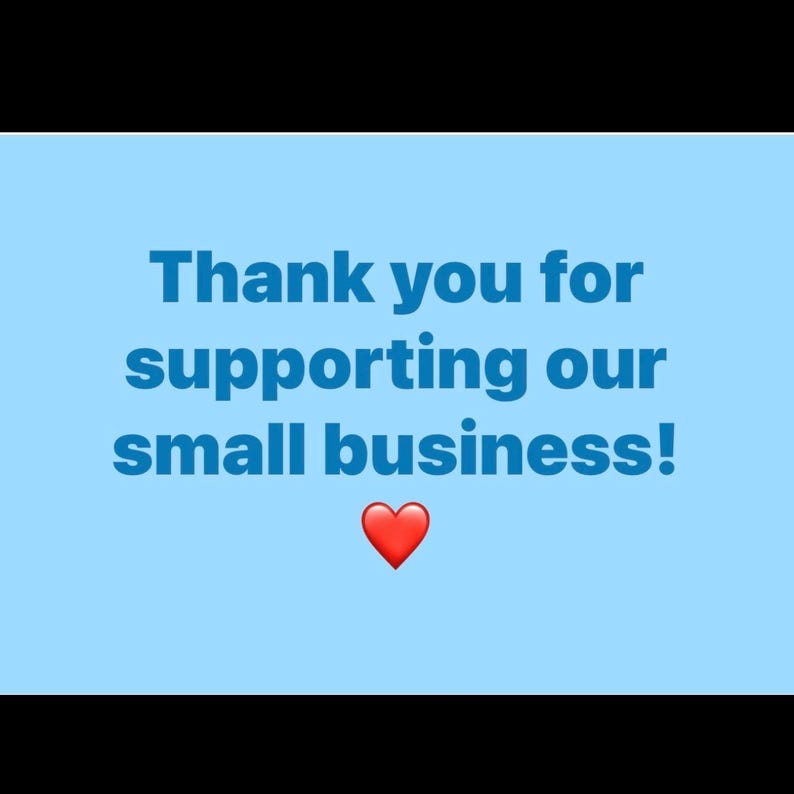 K&ouml;nnte beinhalten: Hellblauer Hintergrund mit dem Text "Thank you for supporting our small business!" in fetter, blauer Schrift. Eine rote Herzgrafik befindet sich unter dem Text.