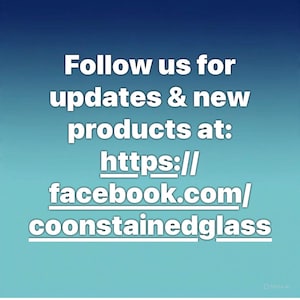 K&ouml;nnte beinhalten: Ein blauer und t&uuml;rkisfarbener Farbverlaufshintergrund mit wei&szlig;em Text. Der Text lautet: "Folgen Sie uns f&uuml;r Updates & neue Produkte unter: https://facebook.com/coonstainedglass."