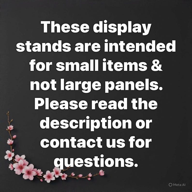 Op de afbeelding: Zwarte achtergrond met witte tekst die aangeeft dat display stands bedoeld zijn voor kleine items, niet voor grote panelen. De tekst zegt ook dat je de beschrijving moet lezen of contact moet opnemen voor vragen. Een bloemenontwerp met roze bloemen staat in de linker benedenhoek.