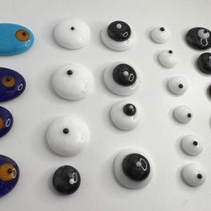Puede incluir: Surtido de ojos de vidrio en varios colores y tamaños. Los ojos están hechos de vidrio y tienen una apariencia realista. Son perfectos para proyectos de artesanía, como muñecas, marionetas y disfraces.