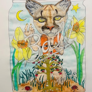 Op de afbeelding: Een aquarelillustratie van een poema die een oranje reddingsvest draagt ​​in een glazen pot. De pot is gelabeld met "Salomons zegel" en bevat een halve maan, een ster en twee gele narcissen. De poema houdt een sigaret vast en een kleine boom met rode appels groeit aan zijn voeten.