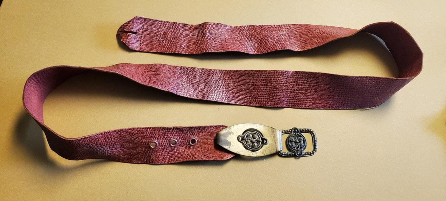 vintage red genuine snakeskin belt distinctive silver-tone geometric buckle. Elegant shiny red python belt | BRUCLE main image 2