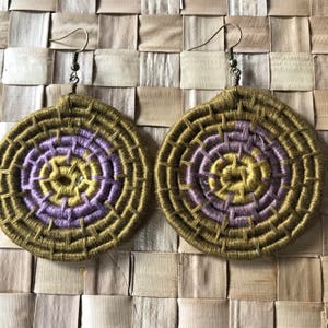 Gewebte Cosmic Spiral Coil Ohrringe (grün, gelb, lila)