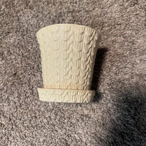 Vintage Nelson McCoy Pottery bloempot met visschubmotief | Crème-witte keramische bloempot uit de jaren 1940 met aangehechte schotel | Art Pottery uit het midden van de 20e eeuw, New Mexico, VS