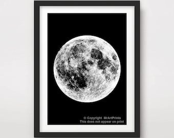 Op de afbeelding: Een zwart-wit afbeelding van een volle maan tegen een zwarte achtergrond. De maan is het enige element in de afbeelding.