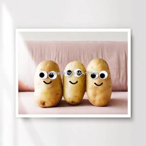 Könnte beinhalten: Drei Kartoffeln mit Glitz Augen und lächelnden Gesichtern sind in einer Reihe auf einer rosa Oberfläche angeordnet.