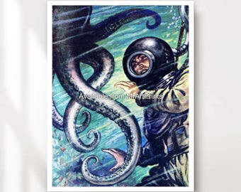 Könnte beinhalten: Eine Illustration eines Vintage-Tauchers, der unter Wasser einem riesigen Oktopus gegenübersteht. Der Taucher trägt einen schwarzen Helm und einen gelben Anzug. Der Oktopus hat große Tentakel. Das Bild hat ein blaues und grünes Farbschema. Text auf dem Bild lautet "Available from MrArtPrints".