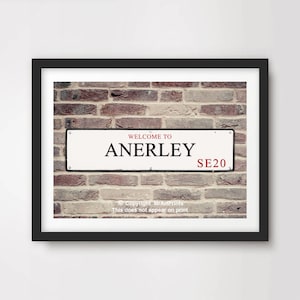 Puede incluir: Un cartel de calle blanco con letras negras en una pared de ladrillo. El cartel dice "Bienvenido a Anerley SE20".