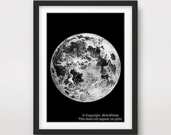 Op de afbeelding: Een zwart-witte illustratie van de maan op een zwarte achtergrond. De maan is afgebeeld met gedetailleerde kraters en oppervlaktekenmerken.