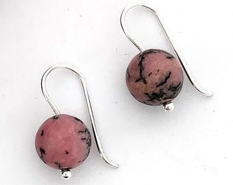 Pendientes de bola Rodonita, joyeria hecha a mano, regalo original para ella, pendientes rosas, pendientes redondos de colgar