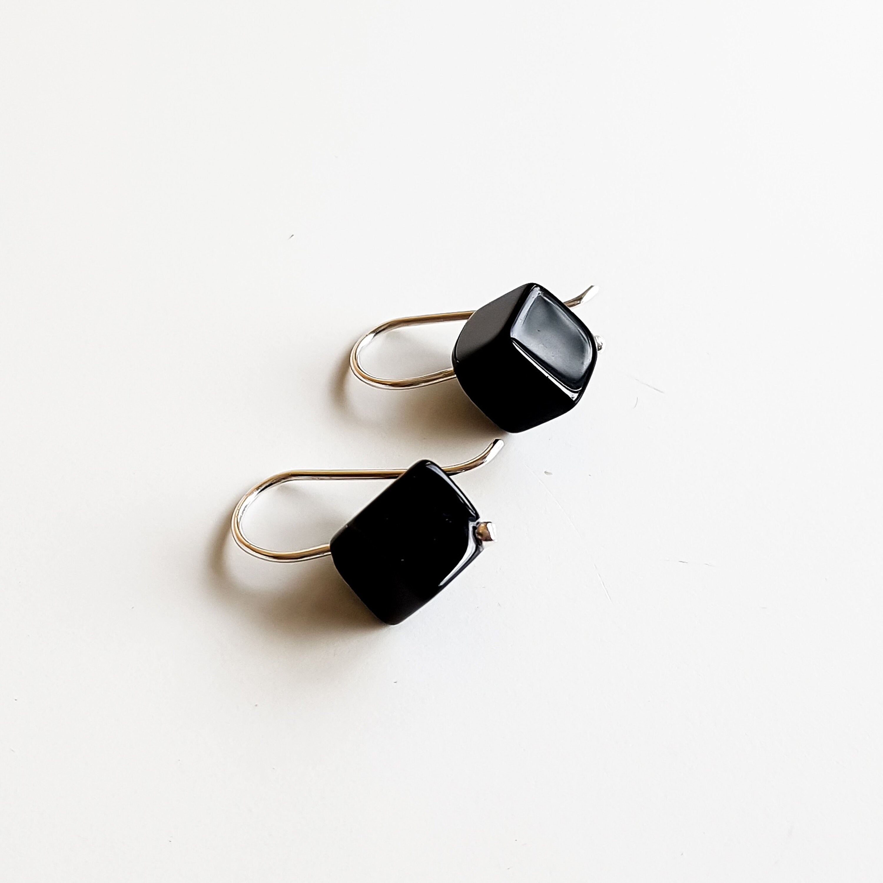 Pendientes de colgar pequeños de Onix y plata de ley, joyeria hecha a mano, regalo original para ella, joyeria con piedras, pendientes cubo
